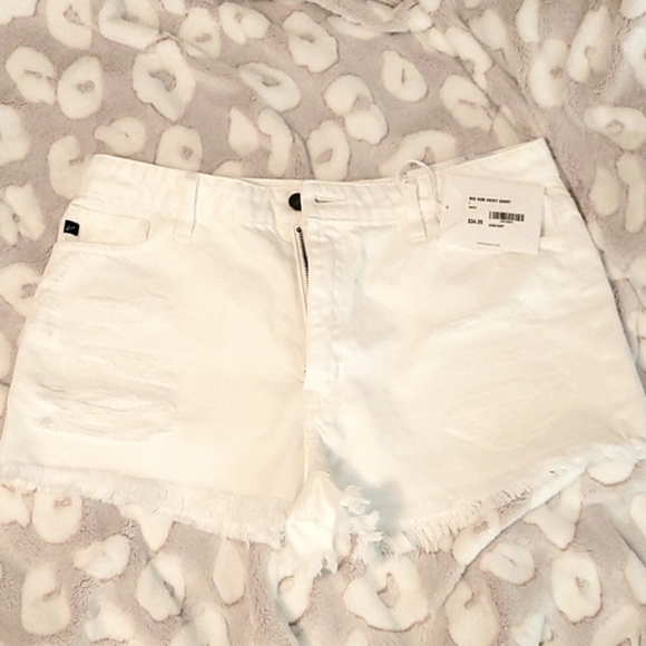 NWT KanCan mid rise Becky white shorts - Picture 1 of 5